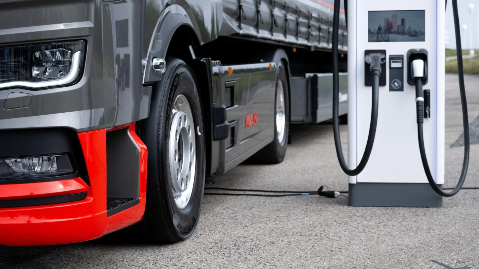 Auch bei Lkw spielt Elektromobilität künftig eine größere Rolle. (Symbolbild)  (Foto: Sven Hoppe/dpa)
