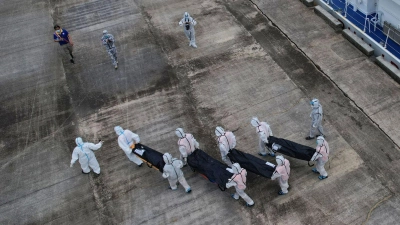 Nach dem Brand auf der Fähre „MV June Aster“ werden immer mehr Tote geborgen. (Foto: Aaron Favila/AP/dpa)