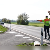 Bayernweit will die Polizei im Juni verstärkt auf Landstraßen kontrollieren. (Symbolbild)  (Foto: Daniel Löb/dpa)