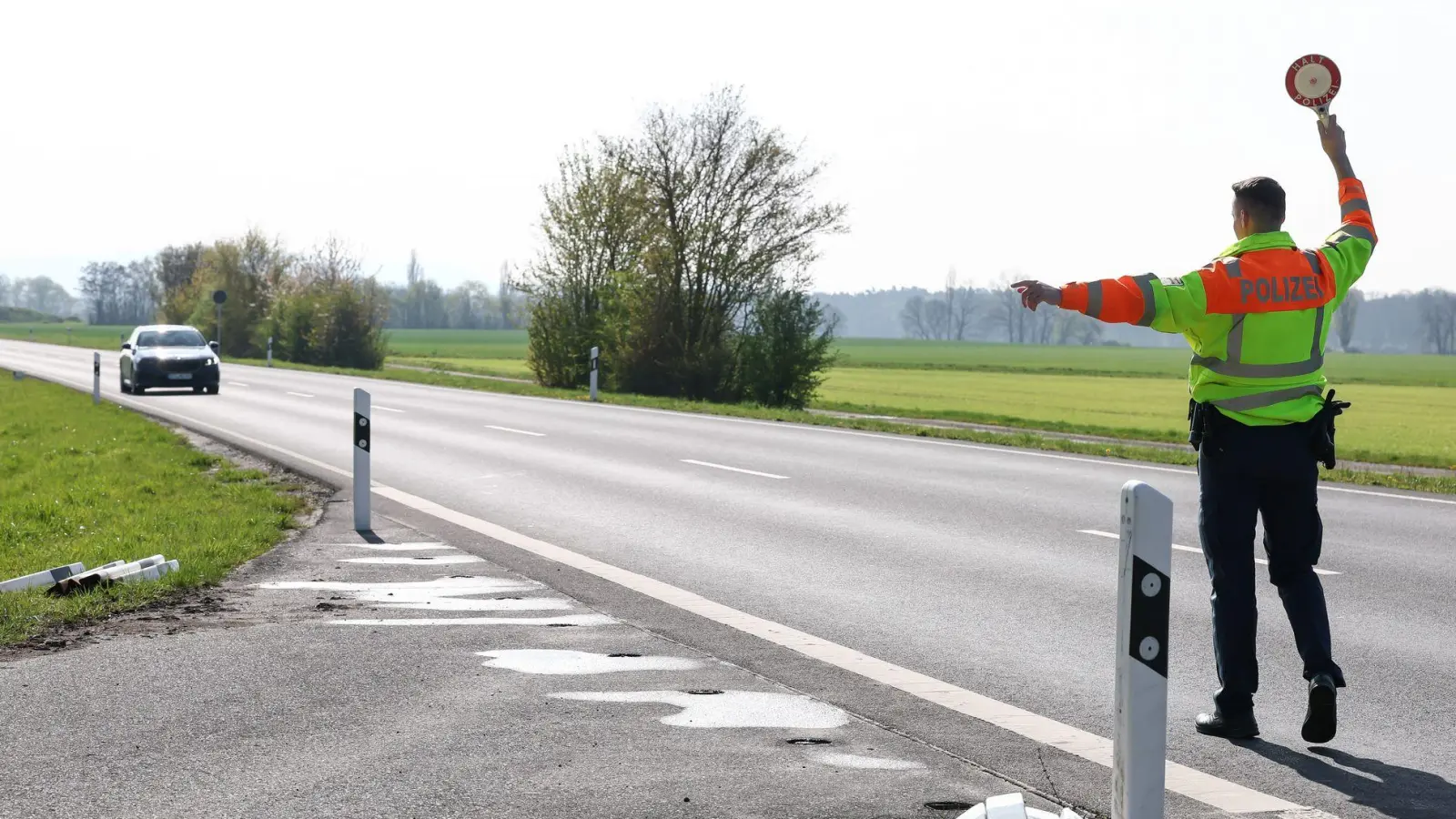 Bayernweit will die Polizei im Juni verstärkt auf Landstraßen kontrollieren. (Symbolbild)  (Foto: Daniel Löb/dpa)