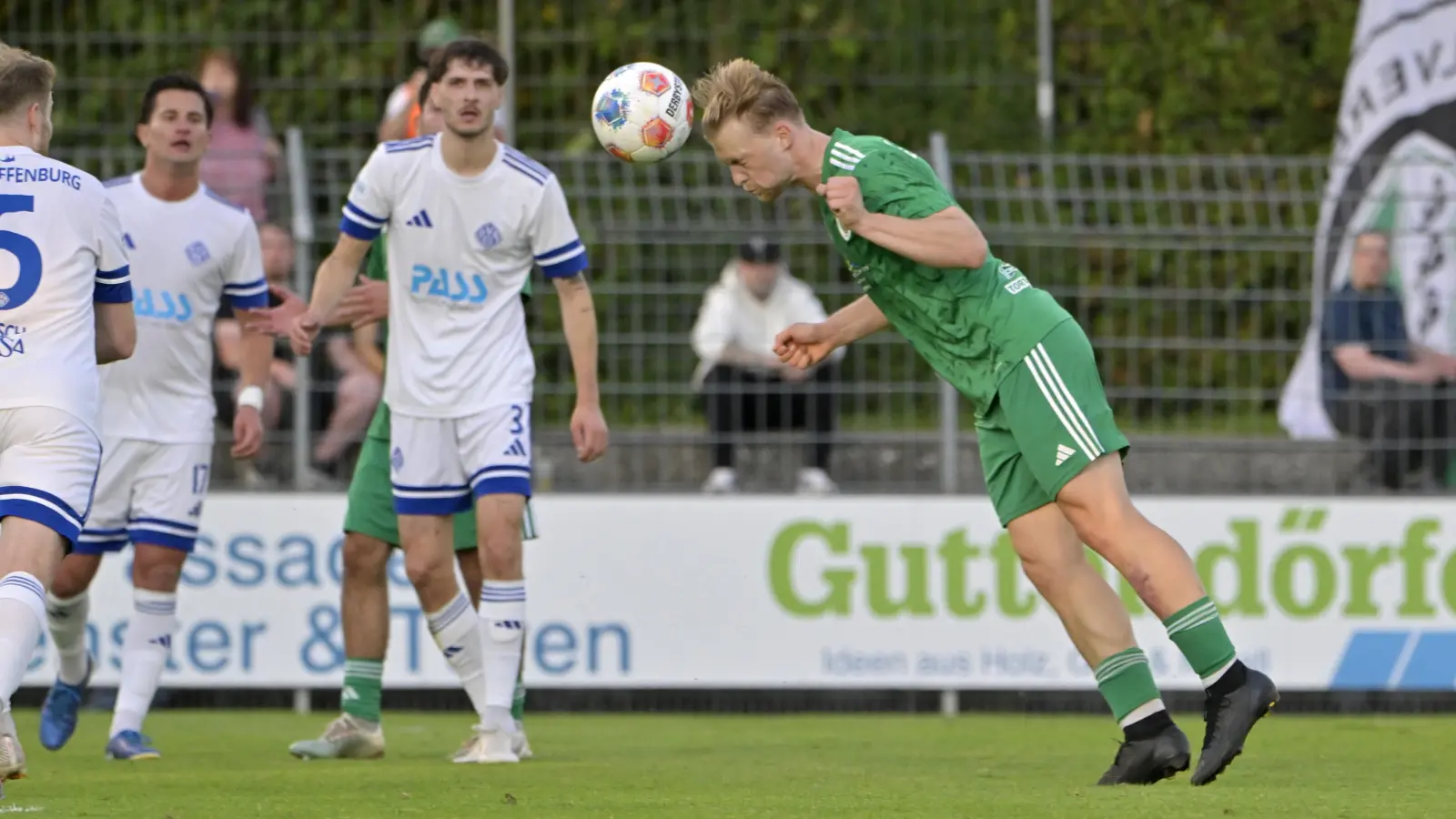 Maß genommen: Der Ansbacher Niklas Seefried köpft das 2:0 gegen Aschaffenburg. (Foto: Martin Rügner)