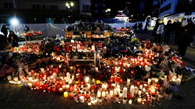 Das französische Blatt „Charlie Hebdo“ erntet für eine Karikatur zu der Brandkatastrophe in der Schweiz heftige Kritik. (Archivbild) (Foto: Antonio Calanni/AP/dpa)