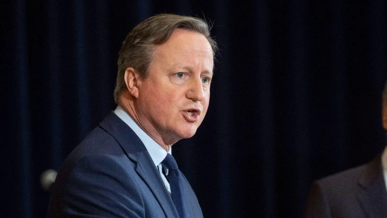 David Cameron (l), Außenminister von Großbritannien, hat sich bei seinem USA-Besuch auch mit dem früheren Präsidenten Trump getroffen. (Foto: Kevin Wolf/AP/dpa)