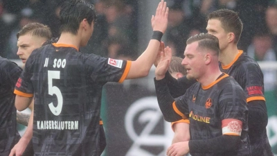 Kaiserslauterns Spieler jubeln über das Tor zum 1:0. (Foto: Bernd Thissen/dpa)