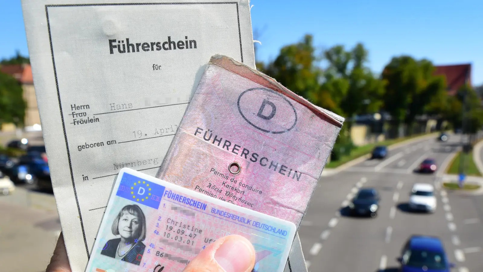 Ein alter grauer und ein rosa Führerschein oder schon einer im Kartenformat: Es sind wie hier in Ansbach unterschiedliche Lizenzen unterwegs. Beim Umtausch gibt es ein paar Dinge zu beachten. (Archivfoto: Jim Albright)