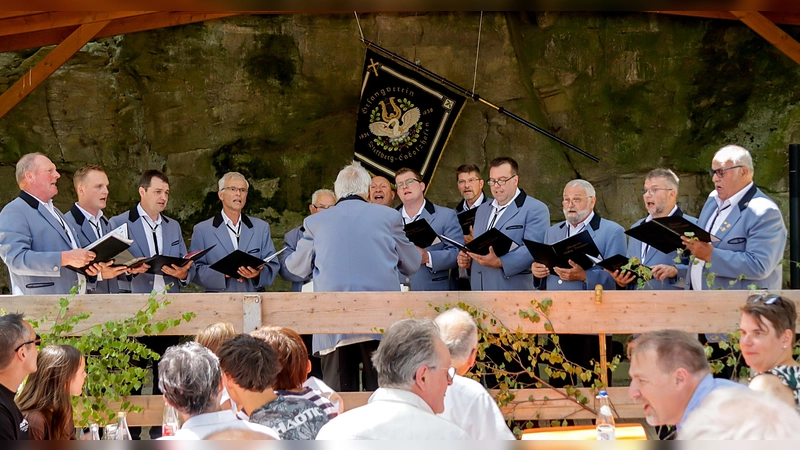Auf der Open-Air-Bühne boten die Chöre und Vereine Liedgut ganz unterschiedlicher Sparten dar. (Foto: Gertraud May)