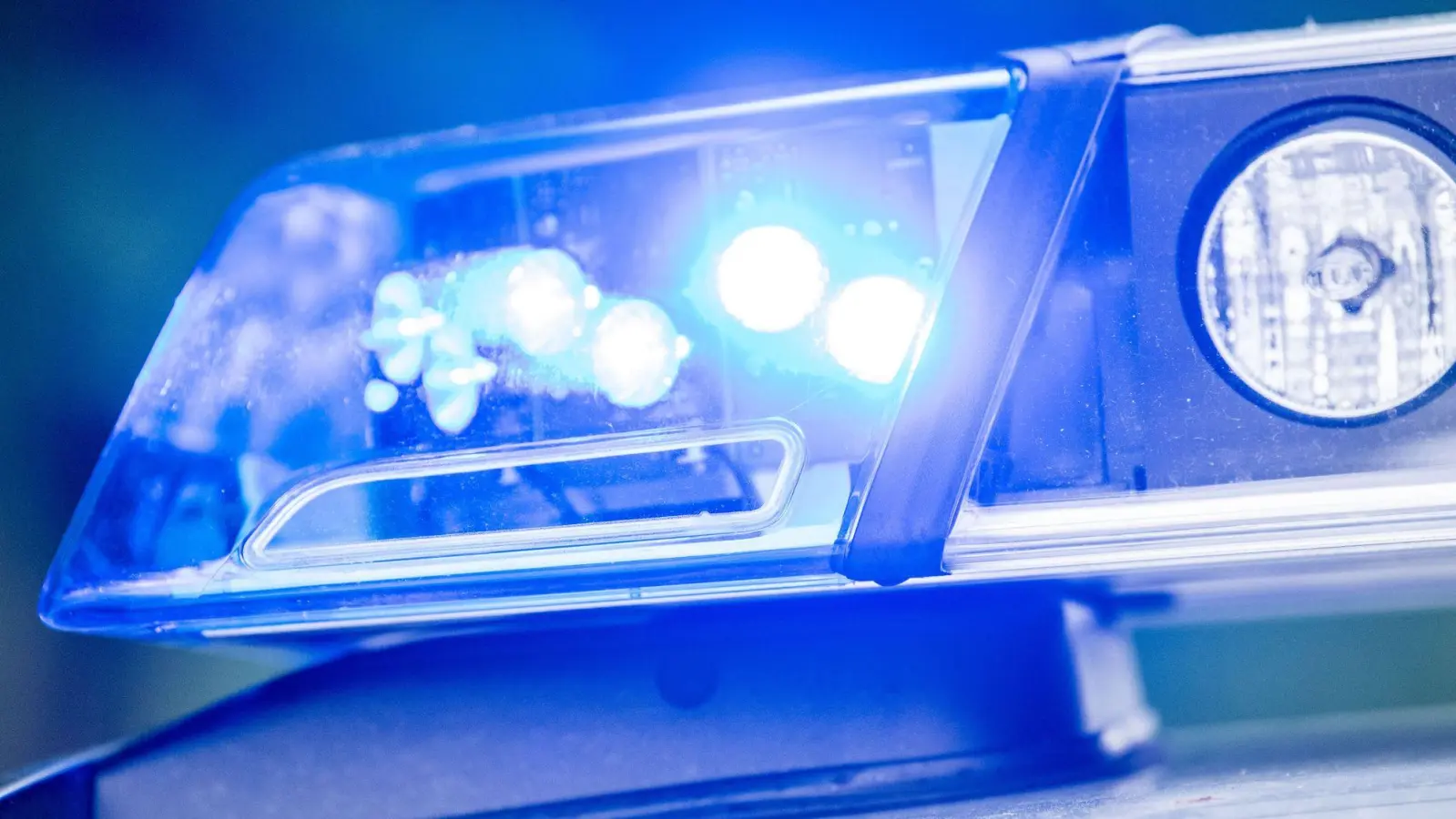 Die Polizei ermittelt unter anderem wegen Bedrohung und versuchter gefährlicher Körperverletzung gegen die Frau. (Symbolbild) (Foto: Lino Mirgeler/dpa)