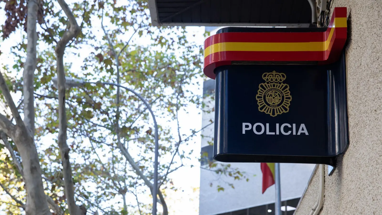 Spanische Polizisten haben auf Mallorca einen jungen Deutschen festgenommen, der in ein Hotelzimmer eingedrungen und dort einer wildfremden Frau ans Bein gefasst hat. Der Vorwurf lautet auf sexuelle Belästigung. (Foto: Clara Margais/dpa)