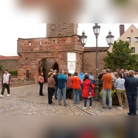 Beim Tag des offenen Denkmals wurden auch die Wappen am Oberen Tor in Wolframs-Eschenbach erläutert. (Foto: Daniel Ammon)