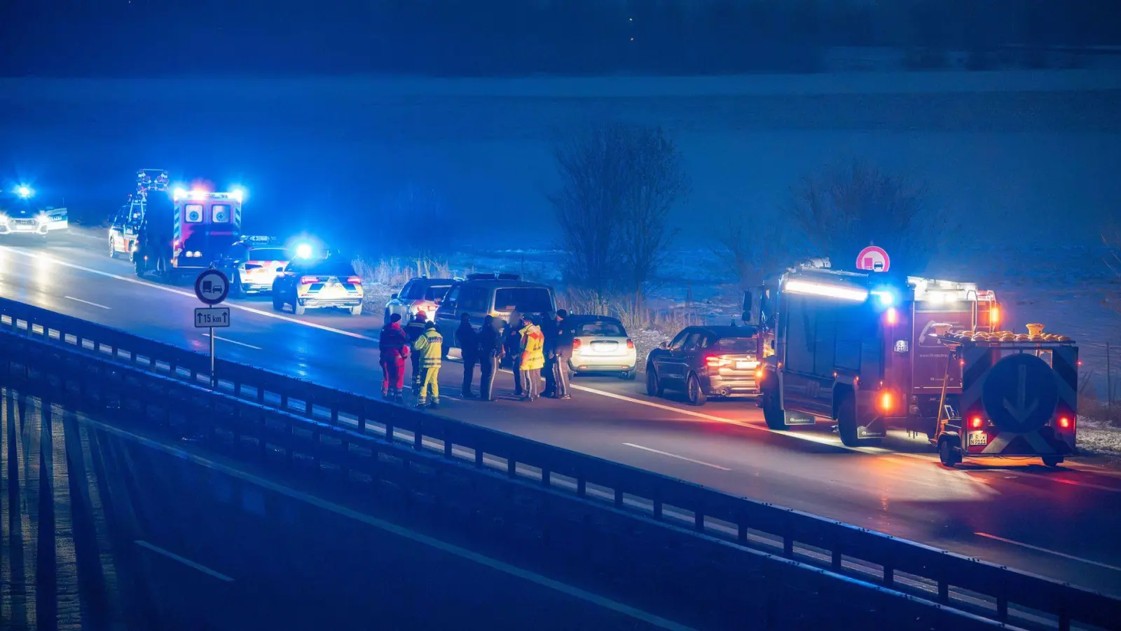 Zur Vorbeugung einer etwaigen Explosionsgefahr entschieden sich die Beamten für eine großräumige Sperrung.  (Foto: NEWS5 / Lars Haubner/NEWS5/dpa)