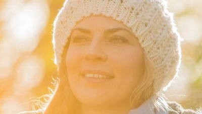 Auch im Herbst an UV-Schutz denken: Sonnenschutz bleibt bei Aufenthalten im Freien wichtig. (Foto: Christin Klose/dpa-tmn)