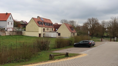 André Horrolt von der M Invest GmbH aus Gunzenhausen möchte auf dem Grundstück des ehemaligen Kindergartens eine Wohnanlage mit vier Häusern errichten. (Foto: Antonia Müller)