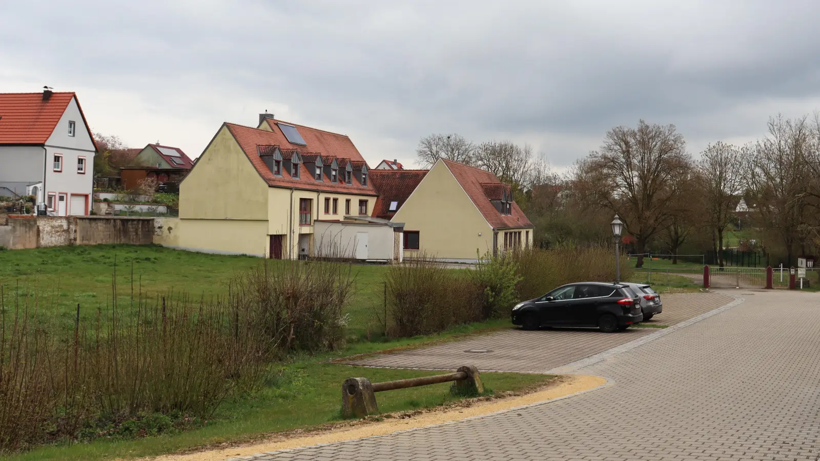André Horrolt von der M Invest GmbH aus Gunzenhausen möchte auf dem Grundstück des ehemaligen Kindergartens eine Wohnanlage mit vier Häusern errichten. (Foto: Antonia Müller)