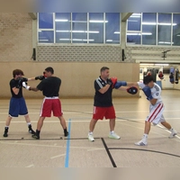Der Vorsitzende und Cheftrainer des Boxclubs Feuchtwangen, Donato Braico (2. von rechts), bereitet seine Aktiven Omid Rezaie (rechts) sowie (von links) Zakiuallah Sadat und Mihai Irinel Lulea derzeit auf den Vergleichskampf im Mooswiesen-Weinzelt vor. (Foto: Jasmin Kiendl)