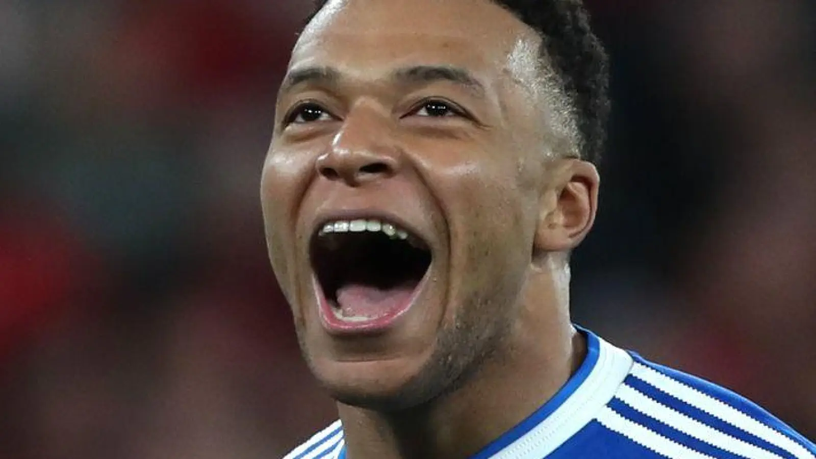 Superstar Kylian Mbappé feiert den Sieg von Real Madrid. (Foto: Pedro Rocha/AP/dpa)