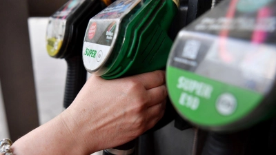 Tanken ist noch immer teurer als vor der Eskalation in Nahost - dabei ist der Ölpreis wieder gefallen. (Foto: Paul Zinken/dpa)