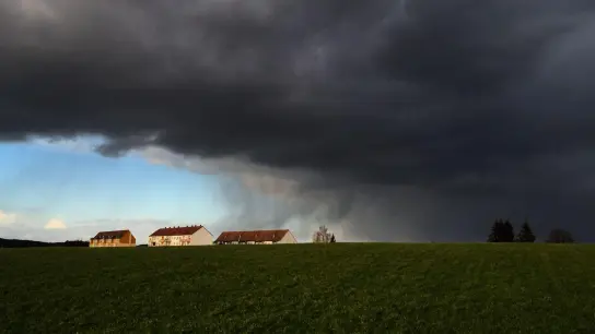 Unwetter ziehen in Teilen des Landes auf: Man kann sein Gebäude auch kurzfristig noch schützen. (Foto: Arno Burgi/dpa-Zentralbild/dpa-tmn)