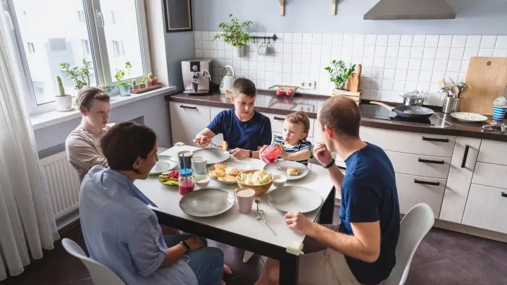 Familien sollten wenigstens einmal am Tag zusammenkommen, um etwas Gemeinsames zu haben und sich auszutauschen. (Foto: Katharina Und Ekaterina/Westend61/dpa-tmn)