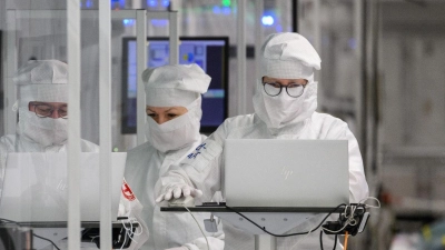 Bisher hat Infineon in Regensburg etwa 3100 Mitarbeiter. (Foto: Robert Michael/dpa)