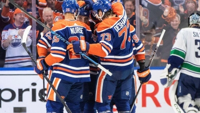 In der Playoff-Serie zwischen den Edmonton Oilers und den Vancouver Canucks steht es nun 3:3. (Foto: JASON FRANSON/The Canadian Press/AP/dpa)