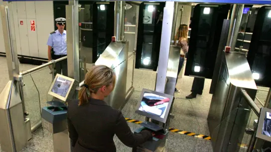Die automatisierte Passkontrolle am Frankfurter Flughafen. Unter anderem Estland, Lettland, Litauen und Tschechien haben die Vergabe von Schengen-Visa an Russen bereits eingeschränkt. (Foto: Marius Becker/dpa)