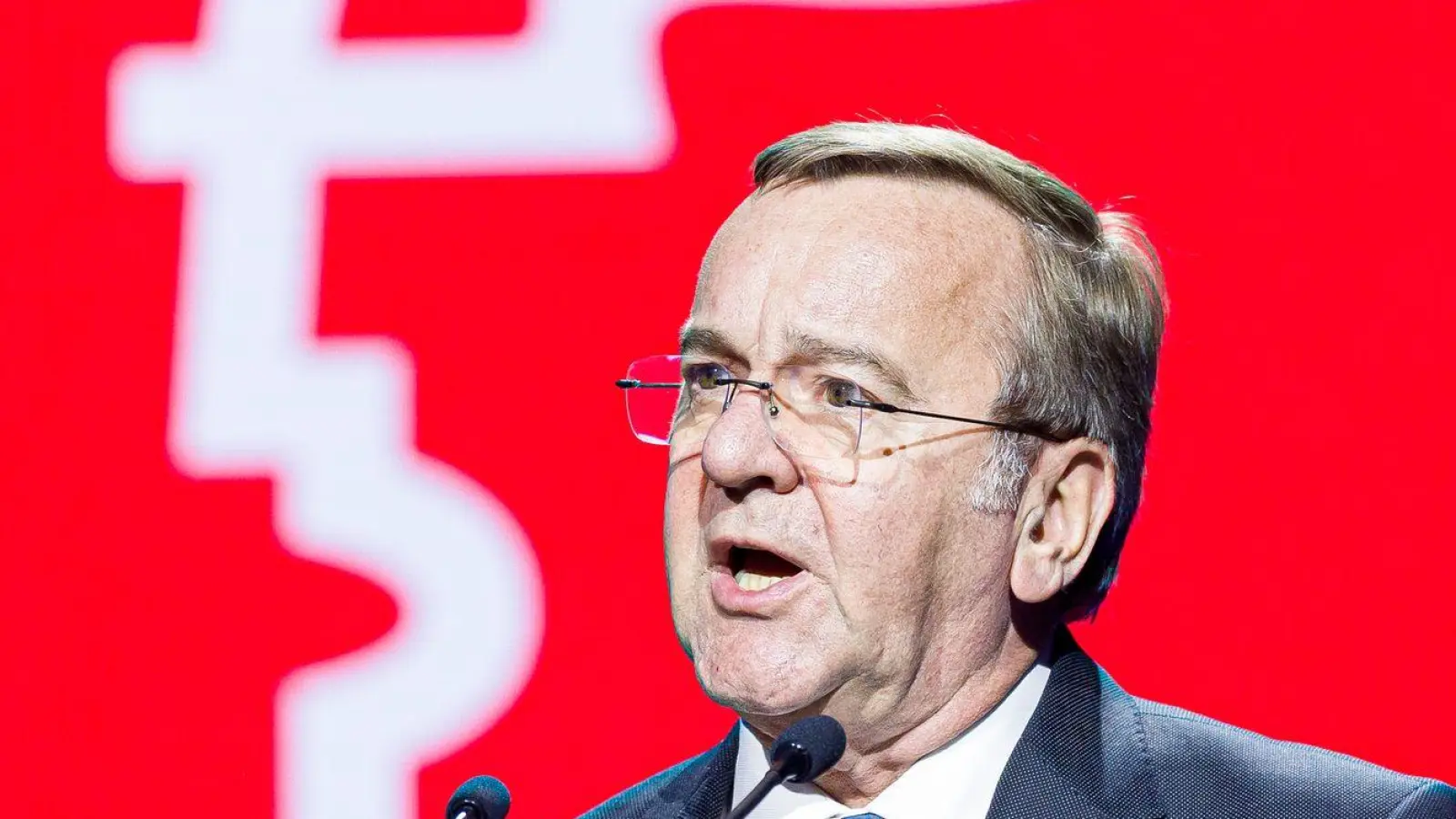 Pistorius auf der Hannover Messe – dass ein Bundesverteidigungsminister auf der weltgrößten Industrieschau spricht, ist ungewöhnlich. (Foto: Moritz Frankenberg/dpa)