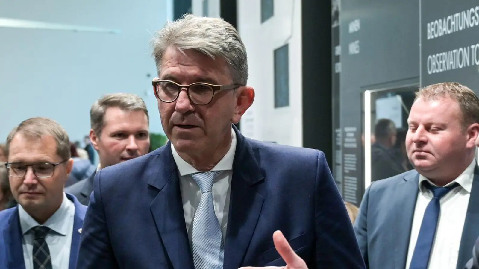 Kulturstaatsminister Wolfram Weimer bezeichnete das neugestaltete Deutsch-Deutsche Museum Mödlareuth als Mahnmal. (Foto: Heiko Rebsch/dpa)