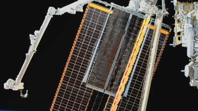 Blick auf die neu installierten und entfalteten Solarpanele an der Internationalen Raumstation ISS. (Foto: Nasa TV/dpa)