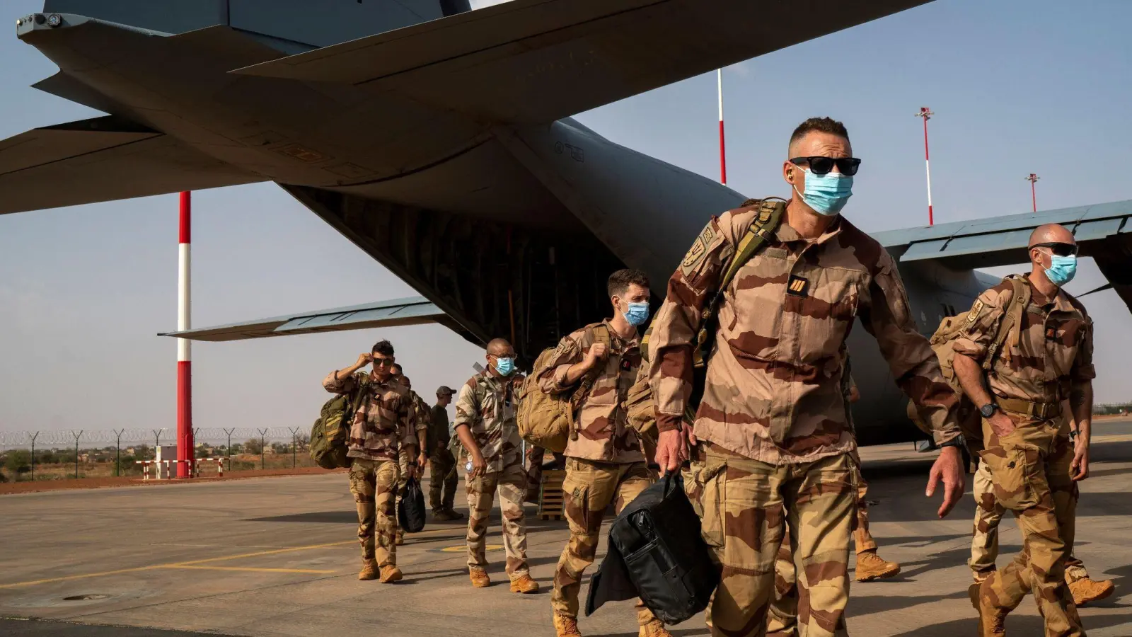 Französische Soldaten steigen am 09.06.2021 in Niamey aus einem C130-Frachtflugzeug der US-Luftwaffe. Frankreich und die USA haben wichtige Militärstützpunkte in dem Land, das zudem an einer zentralen Migrationsroute nach Europa liegt. (Foto: Jerome Delay/AP)