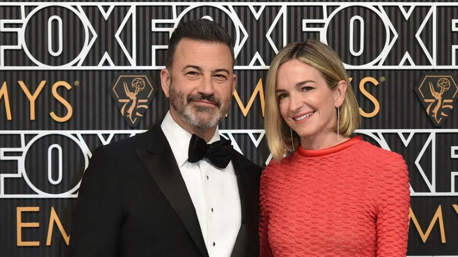 Jimmy Kimmel und Molly McNearney bei der  Verleihung der 75. Primetime Emmy Awards. (Foto: Richard Shotwell/Invision/AP/dpa)