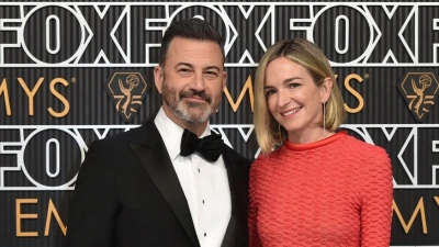 Jimmy Kimmel und Molly McNearney bei der  Verleihung der 75. Primetime Emmy Awards. (Foto: Richard Shotwell/Invision/AP/dpa)