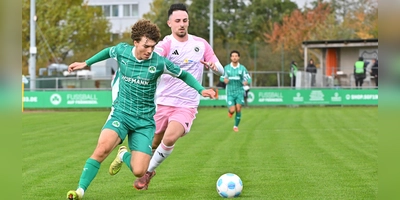 Dino Nuhanovic stürmte im ungewohnten rosafarbenen Trikot für die SpVgg Ansbach (links der Fürther Raul Marita).  (Foto: Sportfoto Zink / Melanie Zink)