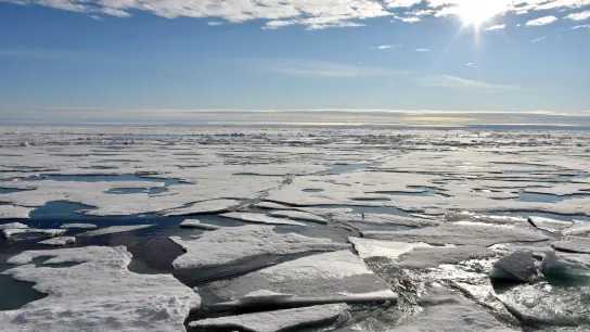 Auf dem Arktischen Ozean am Nordpol schwimmen Eisplatten. (Foto: Ulf Mauder/dpa)