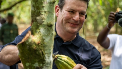 Bundesarbeitsminister Hubertus Heil erntet auf einer Kakaoplantage in Agboville an der Elfenbeinküste eine reife Kakao-Schote. (Foto: Christophe Gateau/dpa)