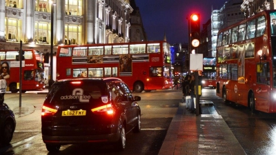 Wer sich den Londoner Verkehr mit dem eigenen Auto antun möchte, muss sich auch mit den geltenden Regeln rund um Umweltzone und City-Maut herumschlagen. (Foto: Jens Kalaene/dpa-Zentralbild/dpa)