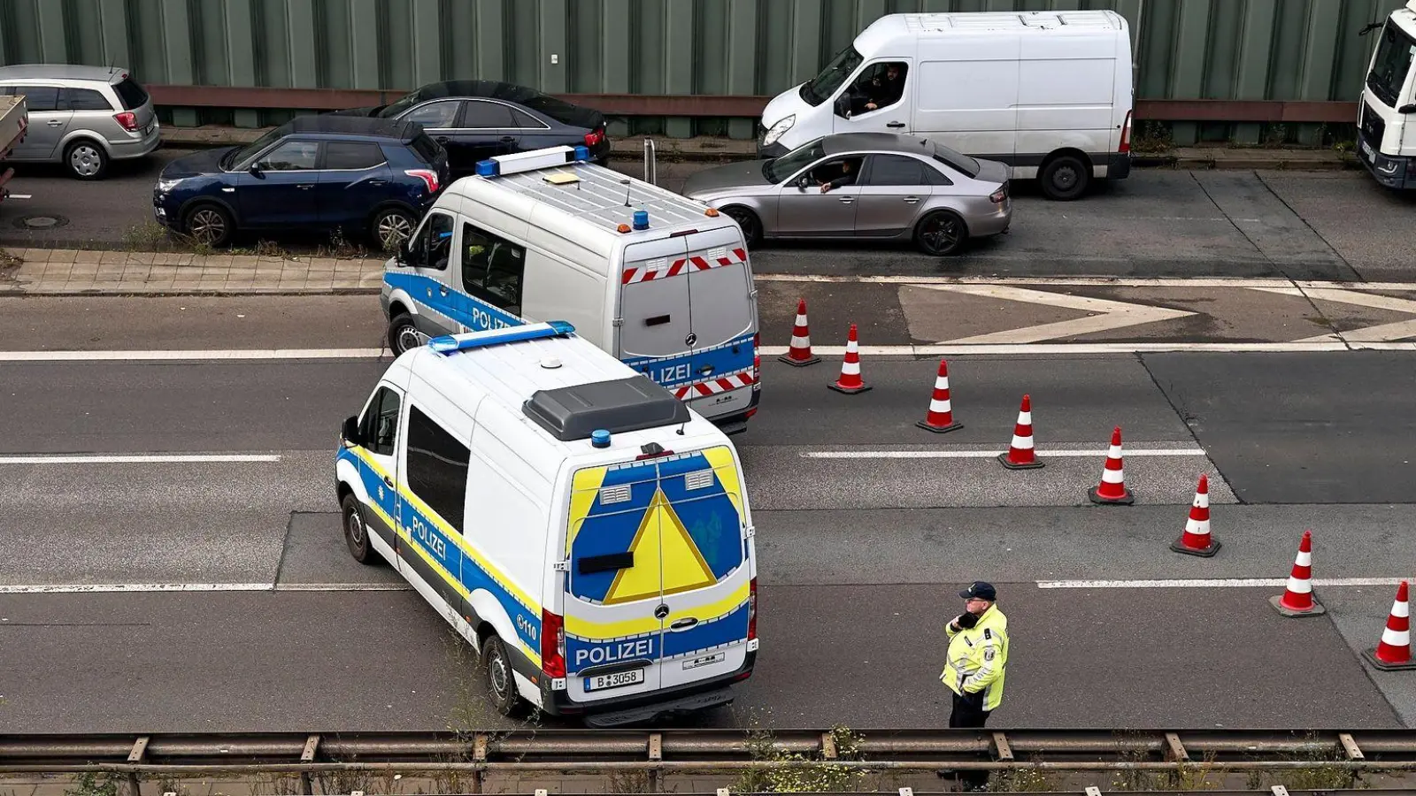 Die Polizei suchte nach Spuren und Beweismitteln.  (Foto: Michael Ukas/dpa)
