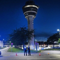 Wegen Feueralarms wurde der Flughafen-Tower evakuiert. (Foto: Sven Hoppe/dpa)