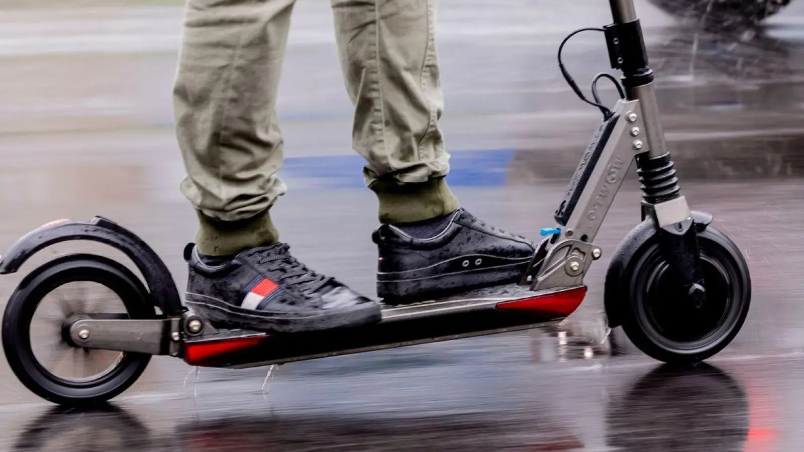 Mitten in der Nacht fährt ein 18-Jähriger mit einem E-Scooter über eine Autobahn. (Symbolbild) (Foto: Christoph Soeder/dpa)