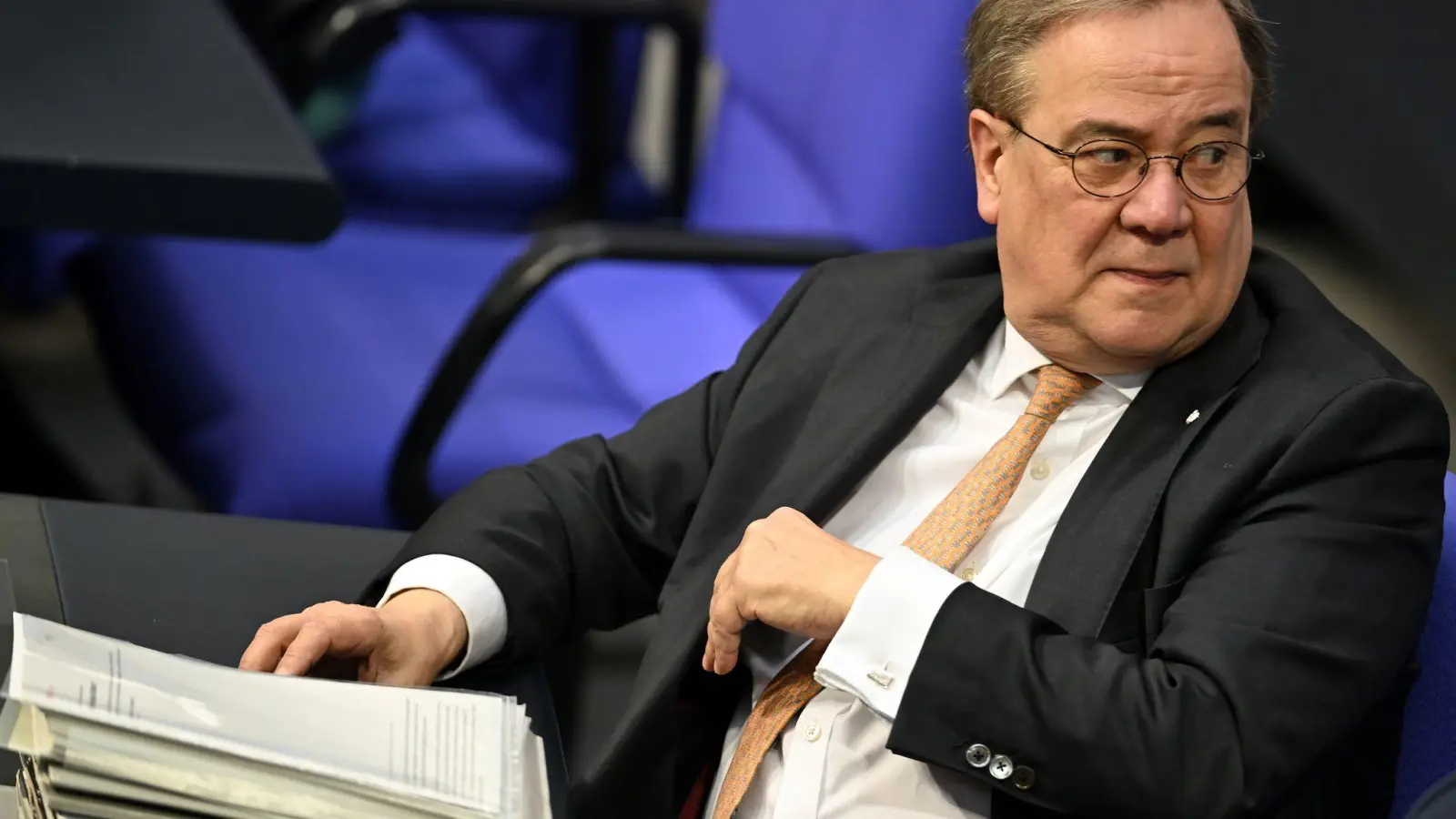 Armin Laschet im Plenarsaal des Bundestags - inzwischen trägt er eine Armstütze (Archivfoto) (Foto: Lilli Förter/dpa)