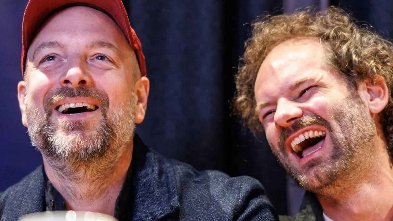 Der neue und der alte Fastenprediger: Stephan Zinner (links) und Maxi Schafroth.  (Foto: Matthias Balk/dpa)