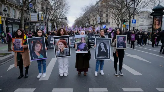 Sechs Frauen ahteln die Bilder von sechs getöteten Kurden: Drei Getötete starben Ende Dezember, die anderen drei vor rund 10 Jahren in Paris. (Foto: Remon Haazen/ZUMA Press Wire/dpa)