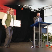 Dieter Springmann (links) wurde von seinem Nachfolger Jörg Rabenstein in den Kreis der Alt-Bürgermeister aufgenommen. (Foto: Sylvia Fehlinger)