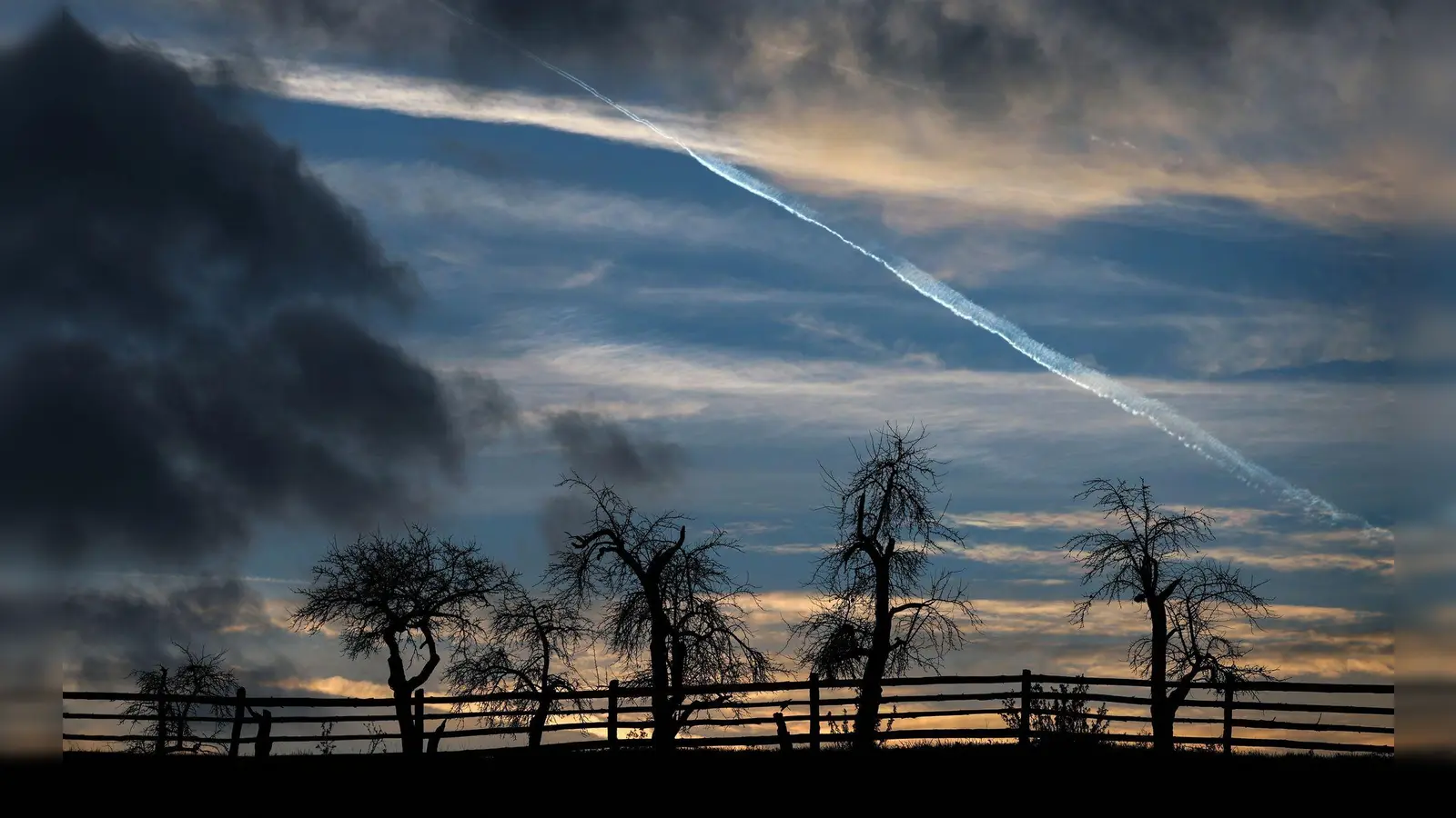 Herbstliche Abendstimmung in Unterfranken (Foto: Karl-Josef Hildenbrand/dpa)