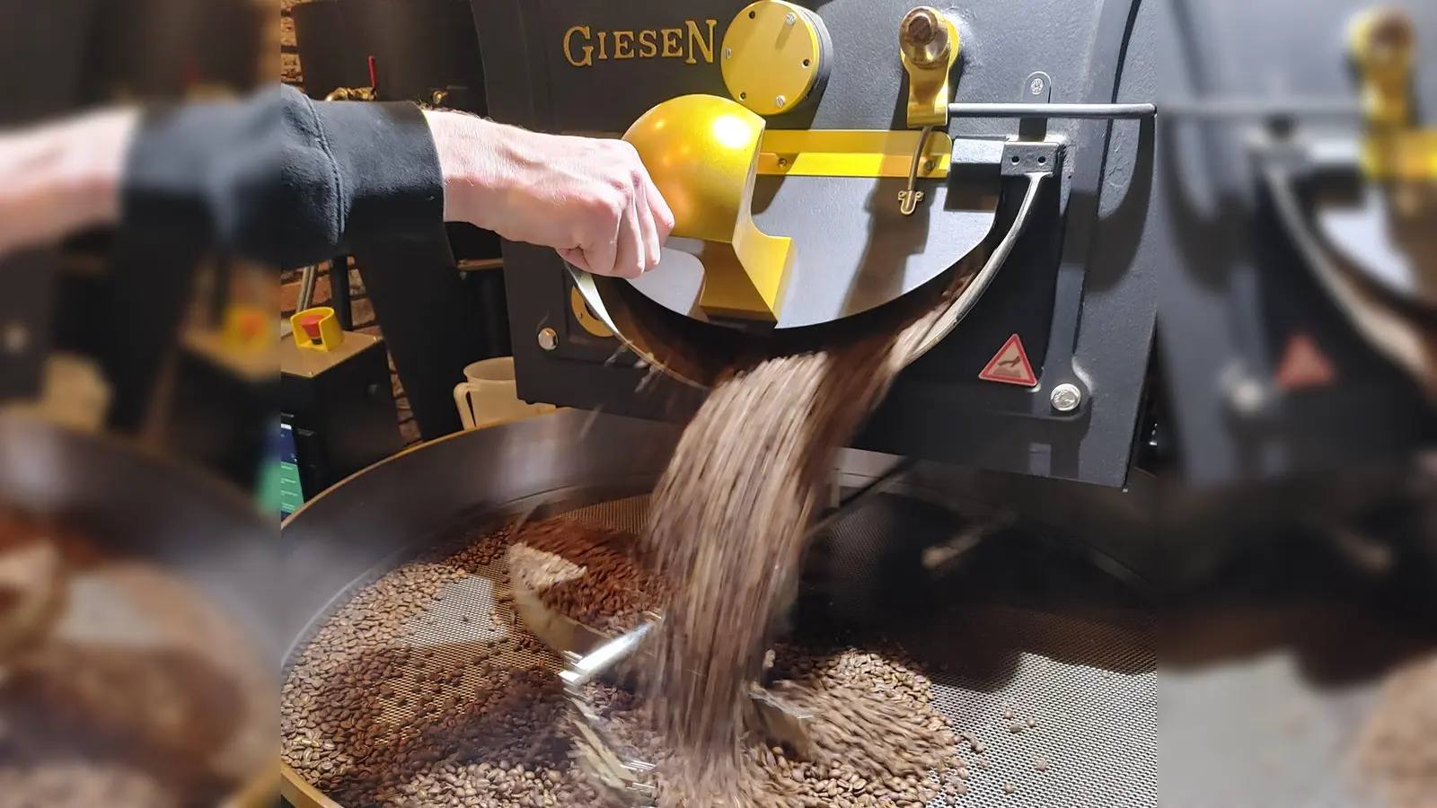 Die gerösteten Bohnen sausen aus der Trommel. (Foto: Katrin Merklein)