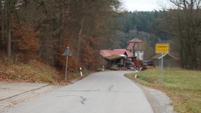 Der Ortseingang von Göddeldorf von Müncherlbach her kommend hat keinen sicheren Weg für Fußgänger, die Ausfahrt der Firma Lauchs in der Kurve ist von oben kommend zudem nicht einsehbar. (Foto: Ortsgemeinschaft Göddeldorf)