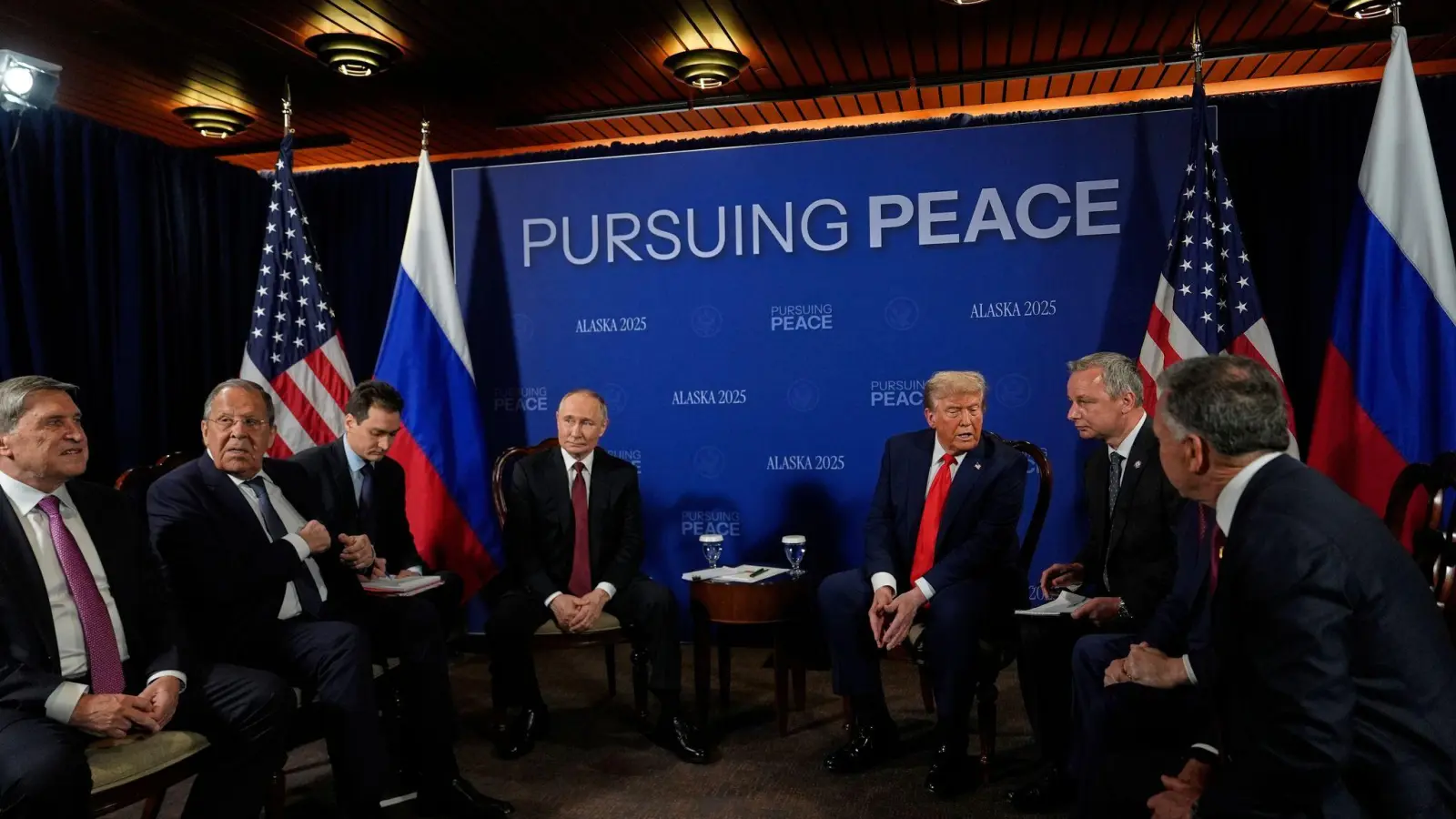 Die Präsidenten sitzen vor Verhandlungsbeginn zusammen (Foto: Julia Demaree Nikhinson/AP/dpa)