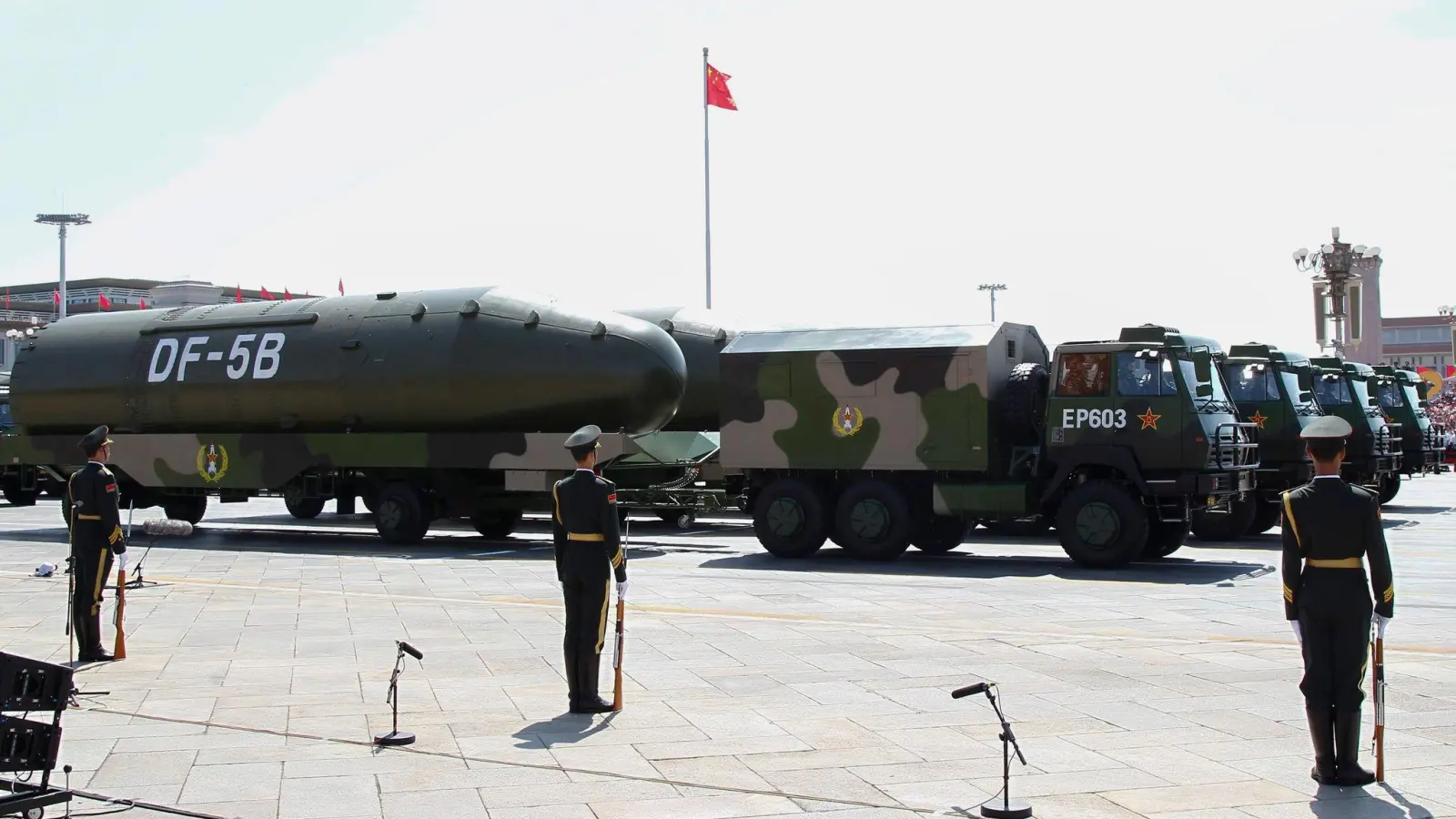Chinesische Atomraketen Raketen des Typs Dongfeng-5B werden während einer Militärparade in Peking präsentiert (Archivbild). (Foto: Rolex Dela Pena/EPA/dpa)