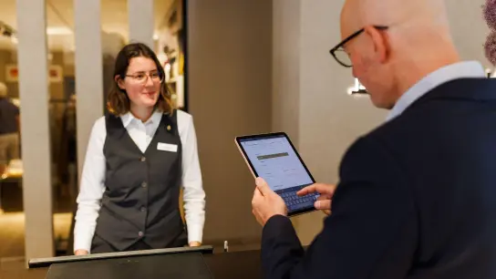 Einchecken via Tablet: Das Thema Digitalisierung beschäftigt die Hotelbranche. (Foto: Philipp von Ditfurth/dpa/Illustration)