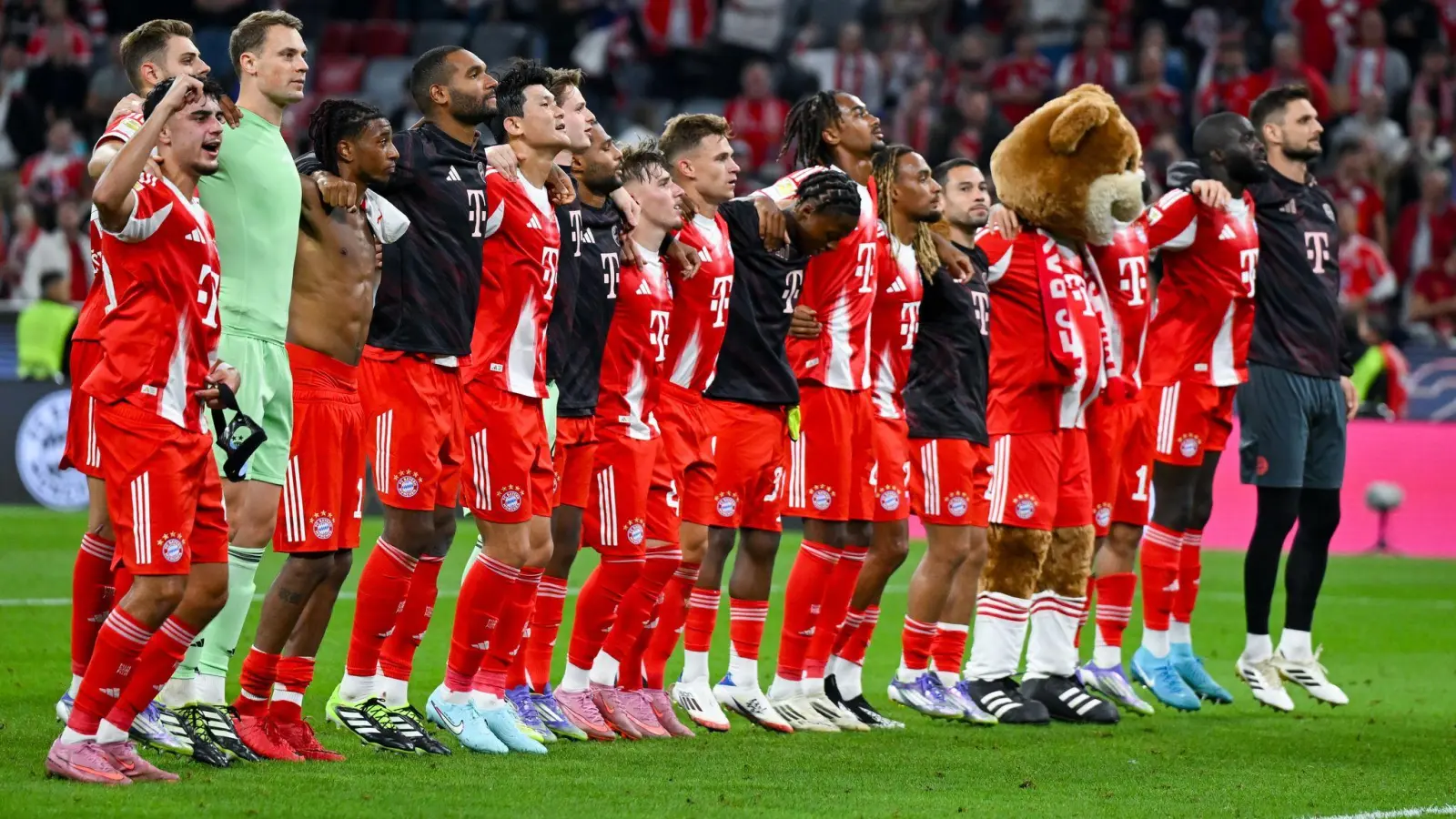 Neue Saison, gewohntes Bild: Die Bayern-Profis feiern vor ihrer Fankurve. (Foto: Sven Hoppe/dpa)