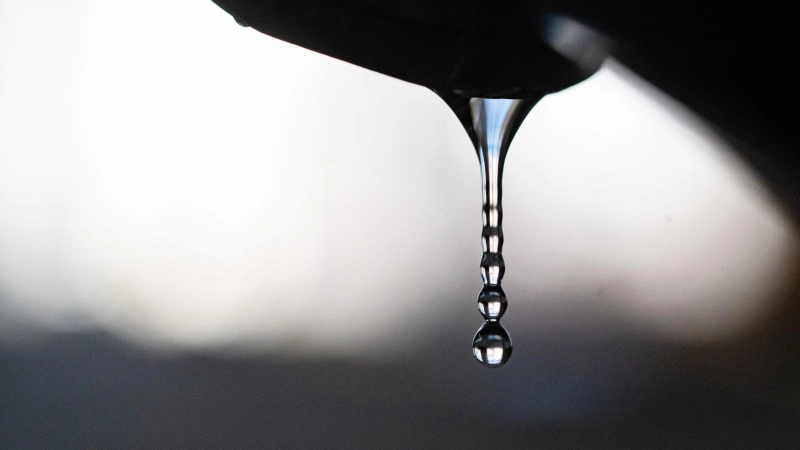 Trinkwasser rationieren? Eine technische Möglichkeit dafür gibt es nicht.  (Foto: Marijan Murat/dpa)